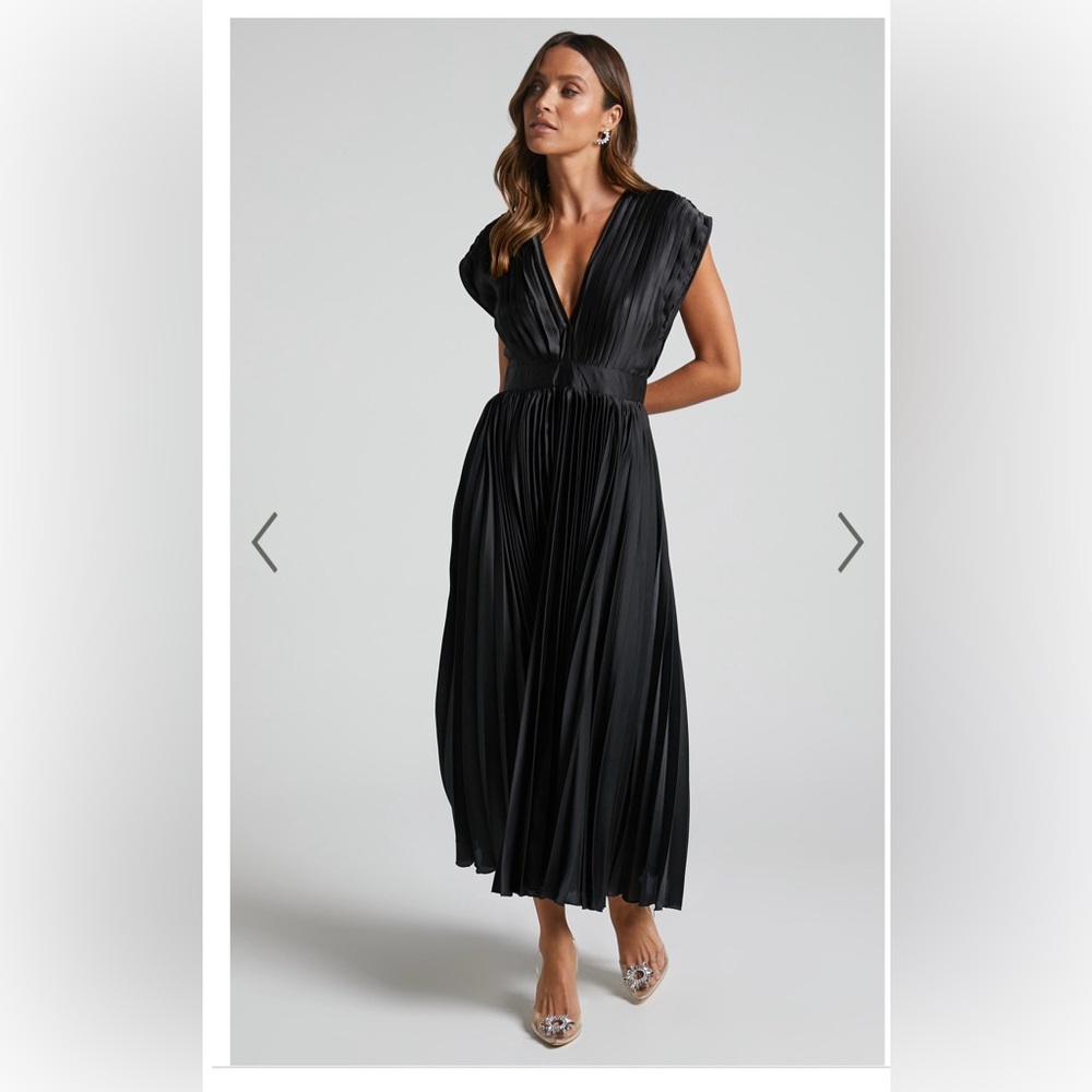 Showpo DELLA MIDI DRESS - PLUNGE NECK SHORT SLEEVE PLEATED DRESS IN BLACK SMALL